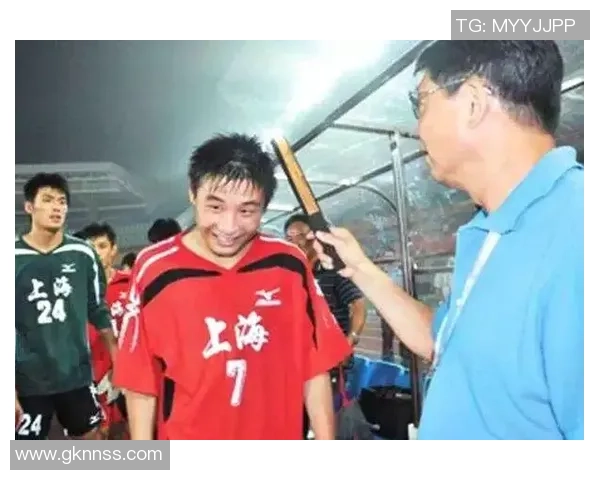 足球解说员王涛深度访问球星 直击场上幕后故事与心路历程